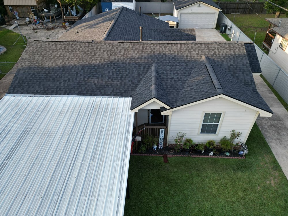 New charcoal architectural shingle roof on a Houston single-story home